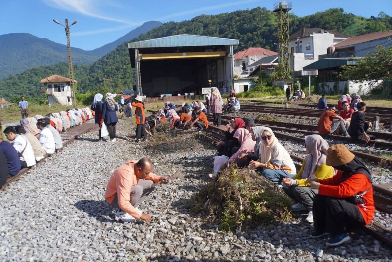 ASN dan non ASN Pemko Padang Panjang, saat lakukan Goro bersama di Stasiun KA, Kelurahan Silaing Atas, Jumat (22/8/2025).